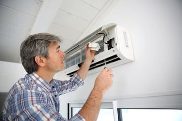 Air Conditioning  Leaking – How To Deal With It?